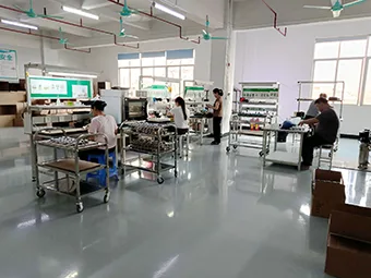 東莞の工場の作業ライン