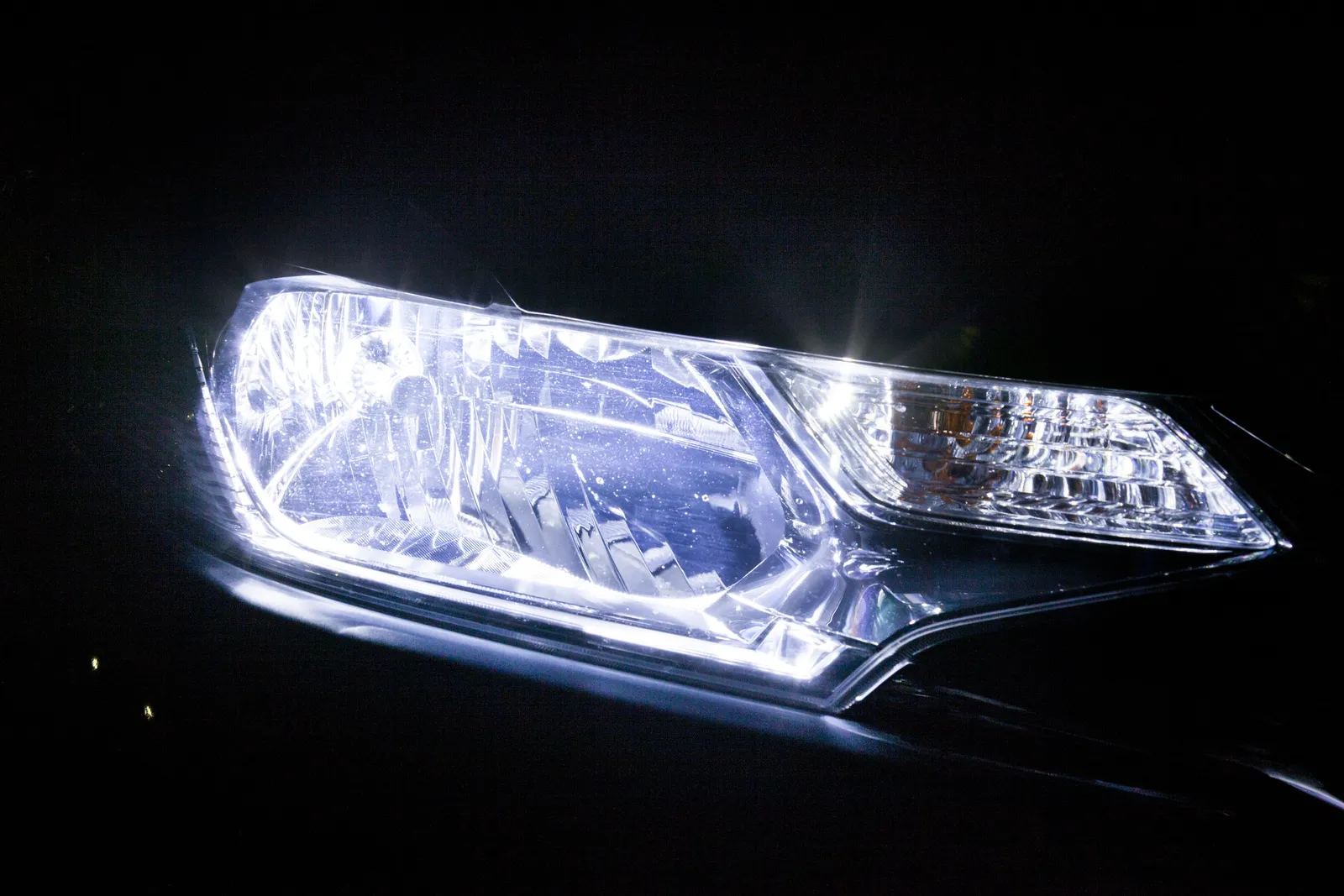 LEDヘッドライトを点灯したヘッドランプ
